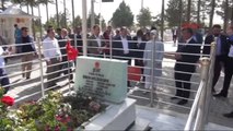 Niğde AK Parti Genel Başkan Yardımcısı Öznür Çalık, Ömer Halisdemir'in Kabrini Ziyaret Etti
