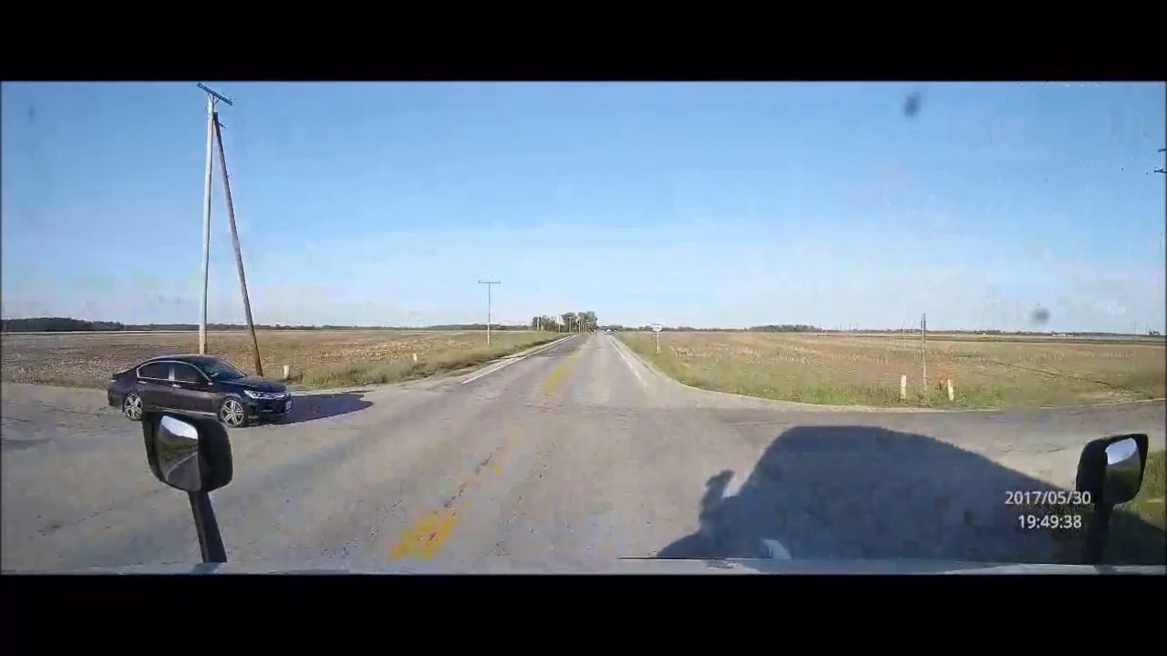 Cette voiture a faillit passer sous un camion... Chanceux