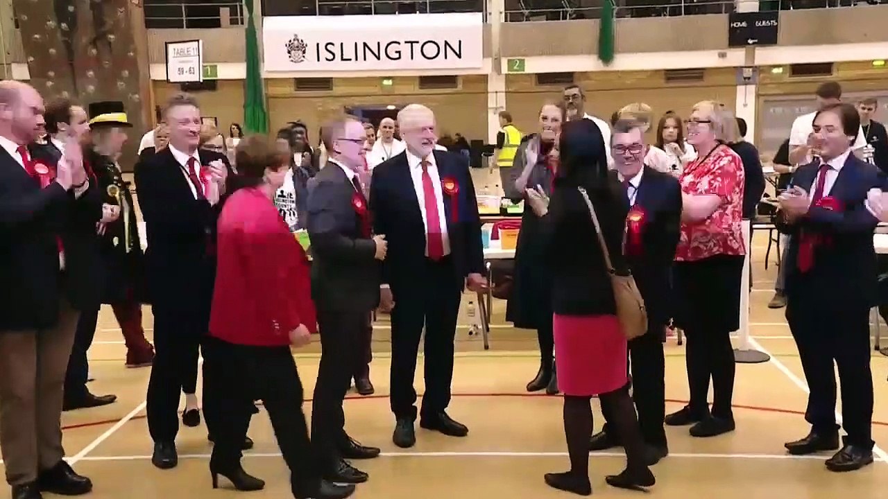 Cet homme politique se prend le vent de l'année en voulant faire un High Five