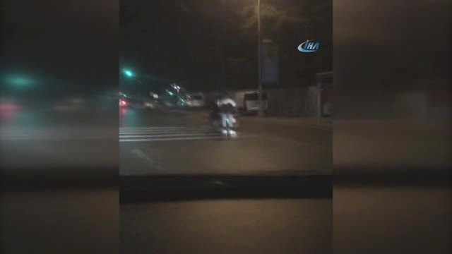 Motosikletin Arkasına Tutunarak Yolda Seyreden Patenli Kadın Yürekleri Ağızlara Getirdi