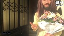 Aykut Elmas - Sevgilisinin aldığı çiçeği eve sokamayan kız