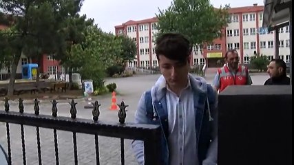 LYS'ye Geç Kalınca Gözyaşları İçinde Sınav Belgesini Çöpe Attı