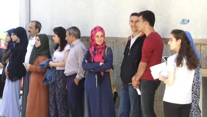 Lys'de Öğrenciler İçeride Ter Döktü, Aileleri Dışarıda Kur'an-ı Kerim Okuyarak Dua Etti