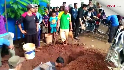 Mengharukan!! Artis dan Ratusan Fans Hadiri Pemakaman JuPe