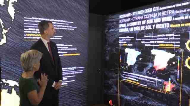 Felipe VI muestra el potencial español en energías renovables en la Expo de Astaná