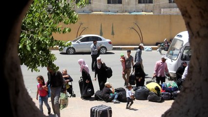 مئات السوريين يعبرون من تركيا إلى شمال سوريا لقضاء إجازات رمضان