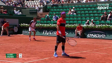 Roland-Garros 2017 : Arnaud Clement et Nicolas Escudé font le show avec les ramasseurs de balle !