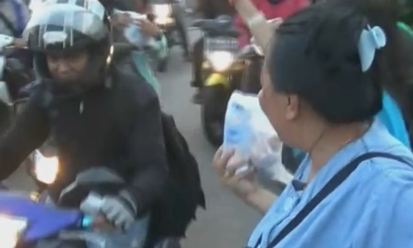 Jemaat Gereja Bagi-Bagi Takjil Untuk Berbuka Puasa