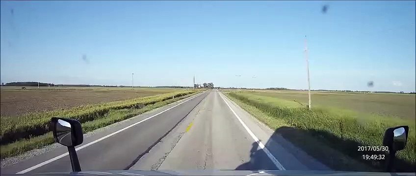 Une voiture frôle la catastrophe lorsqu'elle croise un camion