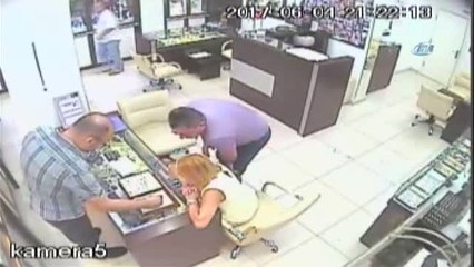 Rus Turistler Kolye Çalarken İş Yeri Sahibine Suç Üstü Böyle Yakalandı