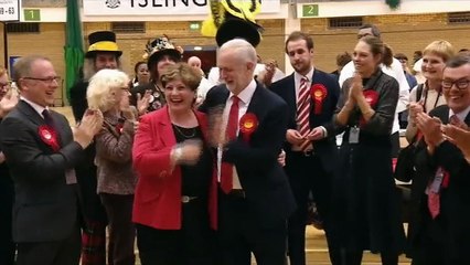 Royaume-Uni : quand Jeremy Corbyn rate son "high five" et touche la poitrine d'une collègue