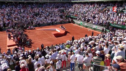 Roland-Garros 2017 : L'émotion de Jelena Ostapenko au moment de la remise des trophées