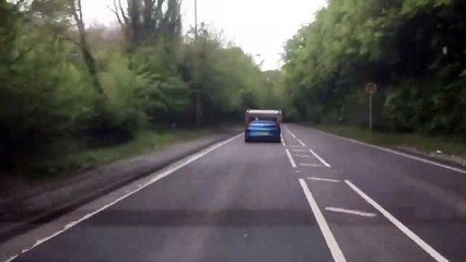 Transporter son canapé de cette façon est fortement déconseillé !