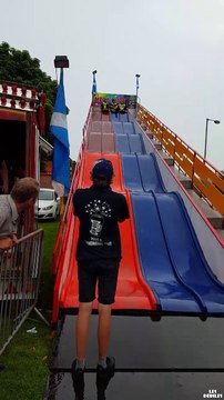 Trois policier retombent en enfance et font du toboggan