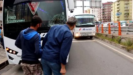 Kaza Yapan Motosiklete Midibüs Çarptı: 1 Yaralı