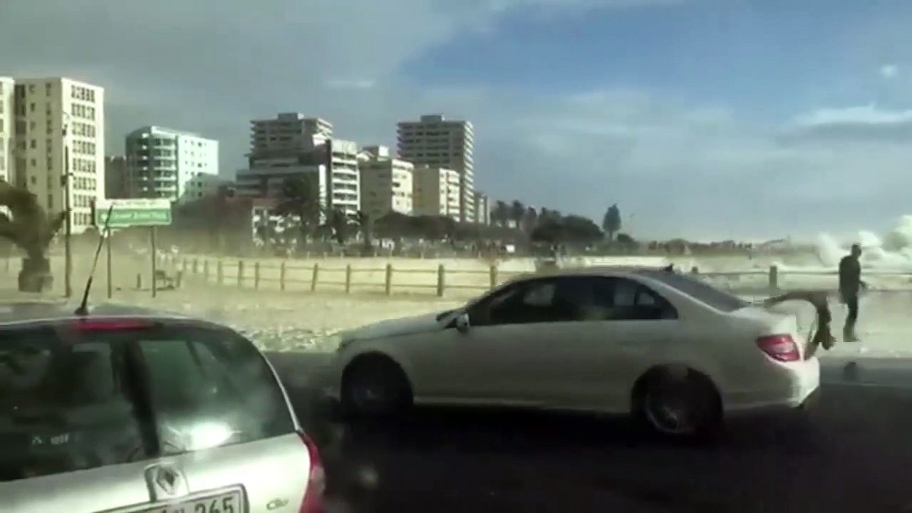 Impresionante oleaje en Ciudad del Cabo, Sudáfrica