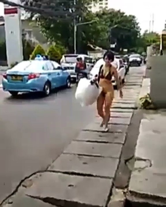 Perempuan Telanjang Di Jalan Ini Di Duga Mengalami Gangguan Jiwa.