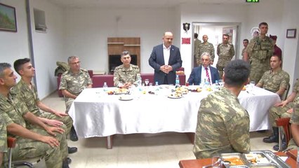 Bakan Işık, Dağlıca'daki Askerlerle Sahur Yaptı (2)