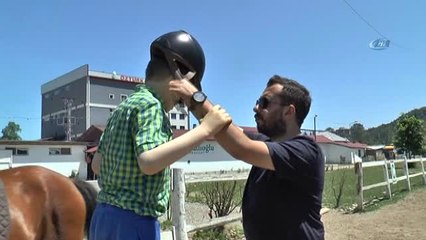 Otizmli Çocuklar 'At Terapisi' ile Hayata Tutunuyor