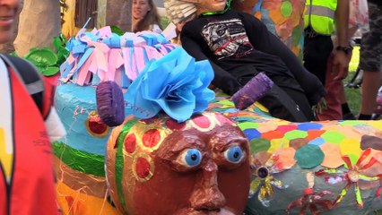 Des manifestants s'invitent au défilé de la Fête des Tuiles