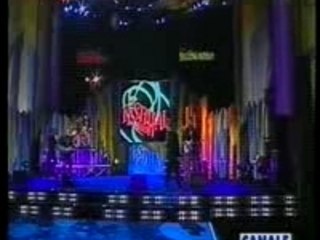 Angelo dei teppisti con piccolo fiore al "Festival Show"