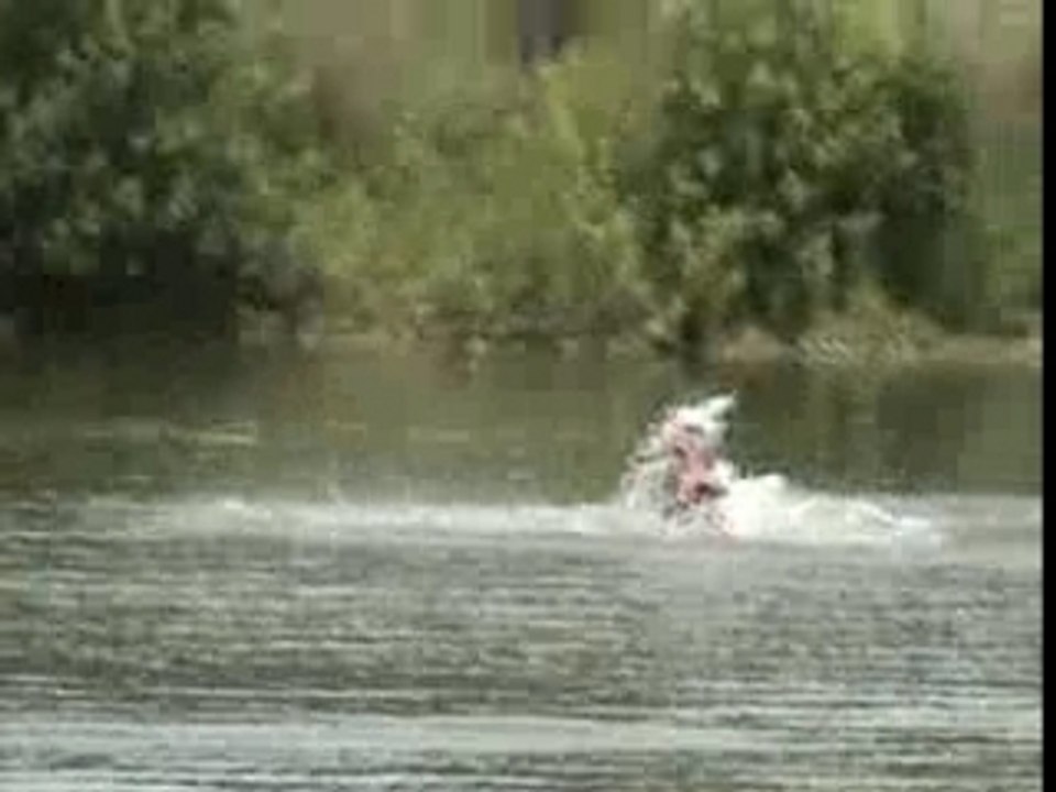 Chute grotesque ski nautique plan d'eau Caniel