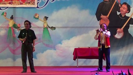 Anh ngâm thơ tôi thổi sáo