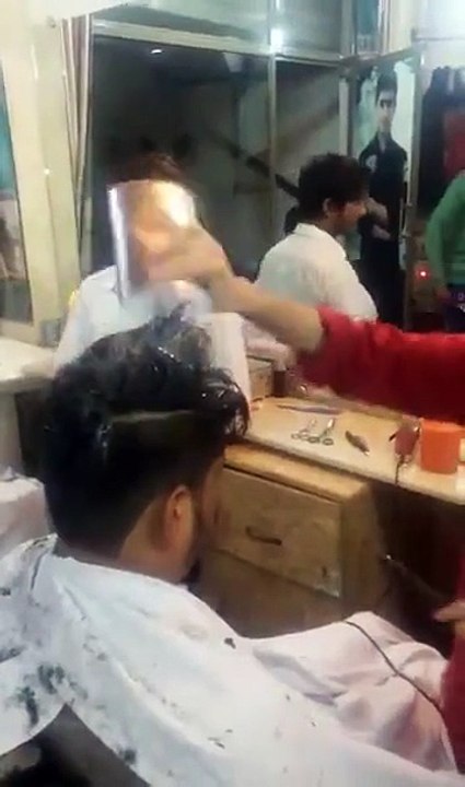 India Barber Uses Fire To Give Haircuts -
