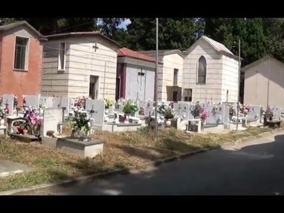 Aversa (CE) - Cimitero, cura del verde: un "giro" con il sindaco, che respinge le accuse (10.06.17)