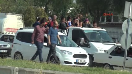 Adana Kamyonet Kasasında Tehlikeli Yolculuk