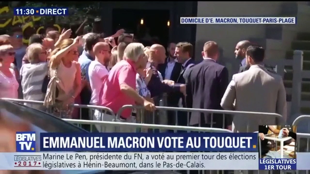 Quand Emmanuel Macron embrasse le crâne d'un sympathisant, imitant Laurent Blanc et Fabien Barthez