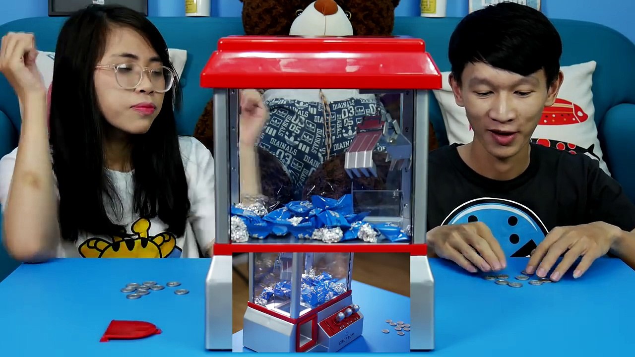 ĐỒ CHƠI MÁY GẮP KẸO MINI - THI GẮP KẸO THÚI VÀ KẸO SIÊU CHUA - THƠ NGUYỄN - THO NGUYEN