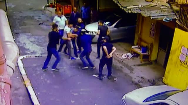 Silahlar Çekildi, Ortalık Savaş Alanına Döndü... Beyoğlu'ndaki Çatışma Anı Kamerada