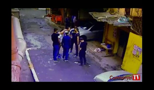 Silahlar Çekildi, Ortalık Savaş Alanına Döndü... Beyoğlu'ndaki Çatışma Anı Kamerada