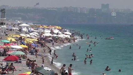 Sıcaktan Bunalan Vatandaşlar Sahillere Akın Etti