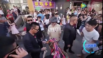 玩大的，小罗商业街变身权志龙引万人围观