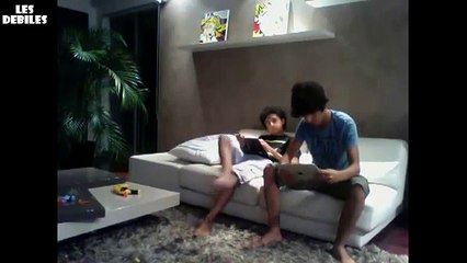 Il gifle violemment son frère avec un ipad