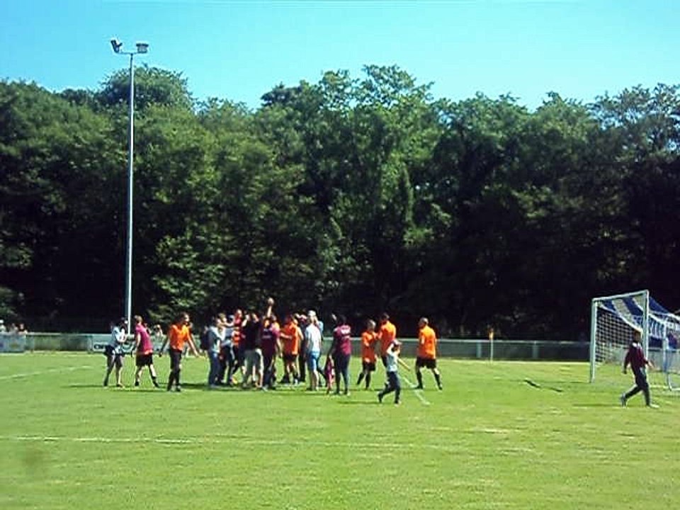 Les joueurs de l'US Fouquenies fêtent leur victoire !!!!