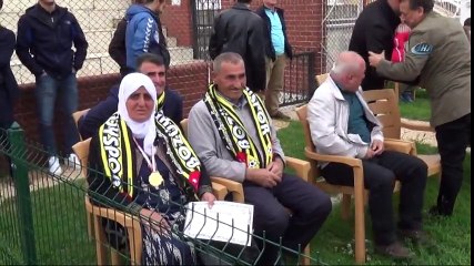 70 Yaşındaki Fanatik Teyze'ye Teşekkür Belgesi ve Madalya Verildi
