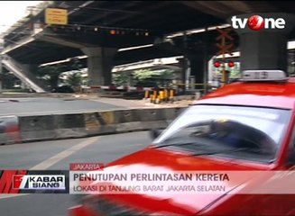 Petugas Gabungan Tutup Perlintasan Kereta Api TB Simatupang