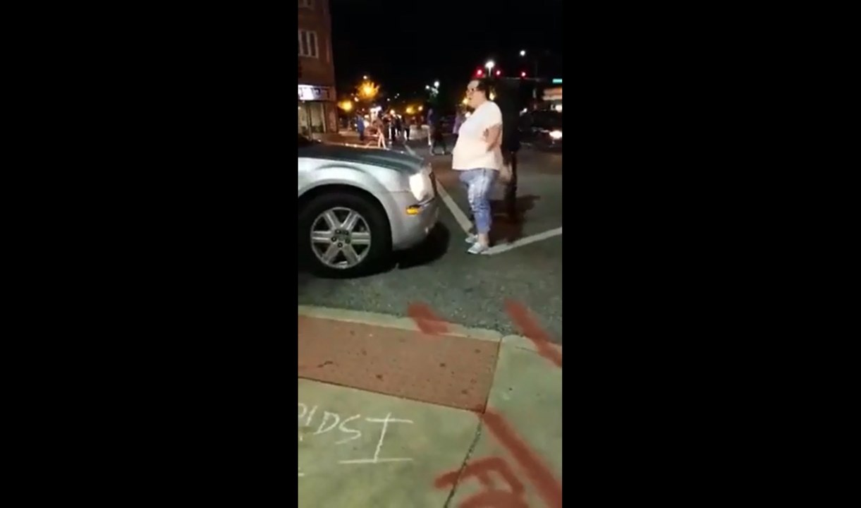 Cet femme fait une grosse erreur de bloquer cette voiture.