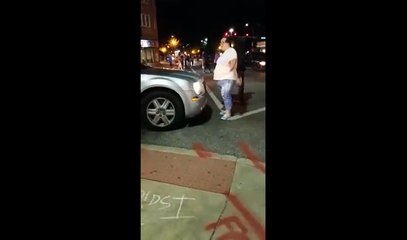 Cet femme fait une grosse erreur de bloquer cette voiture.