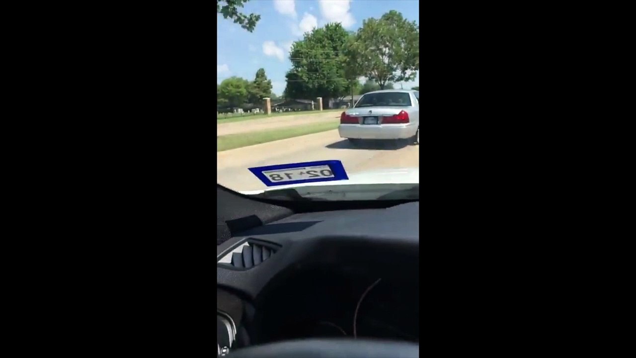 Cette voiture n'a plus... DE PNEUS arrières et roule !