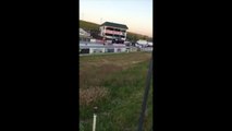 Cette voiture explose en plein départ de course !