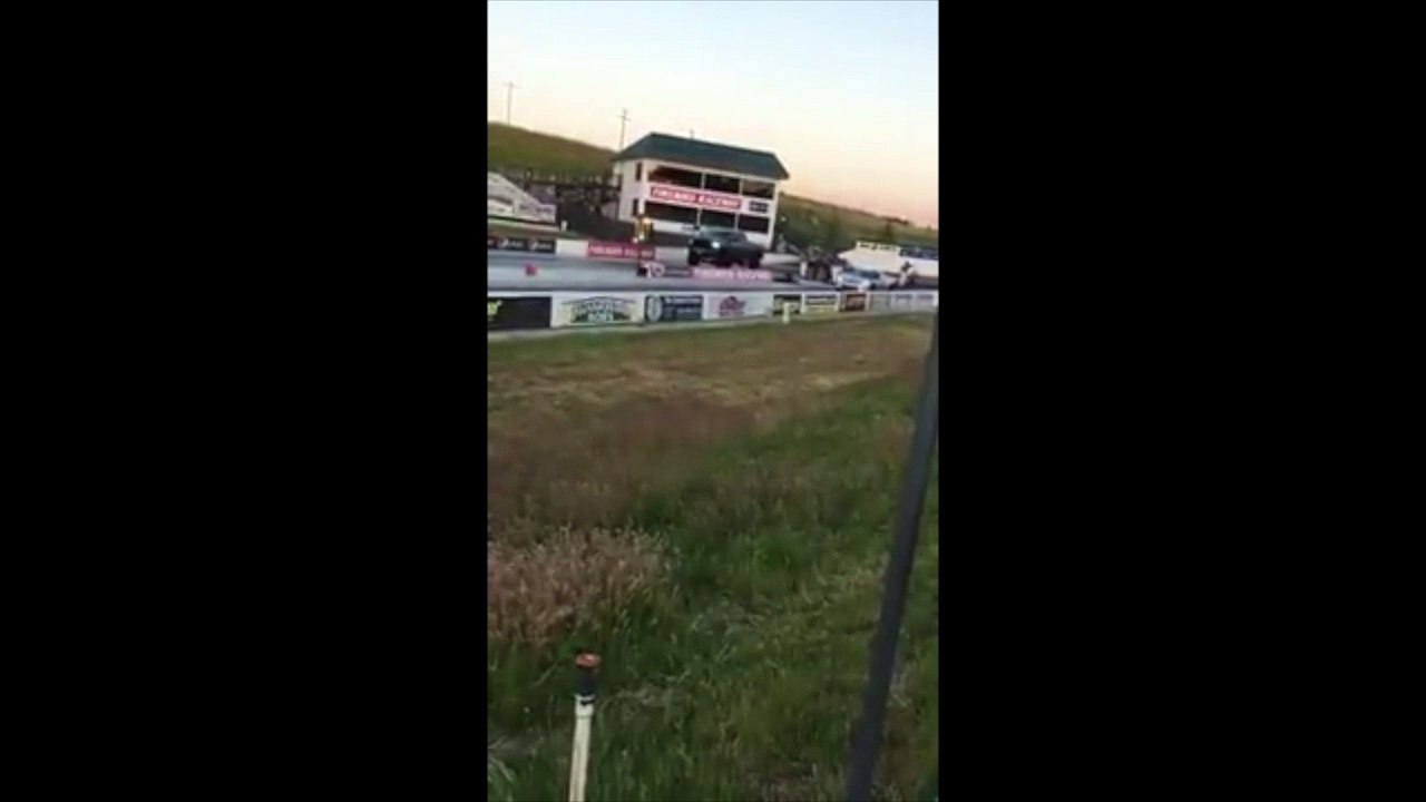 Cette voiture explose en plein départ de course !