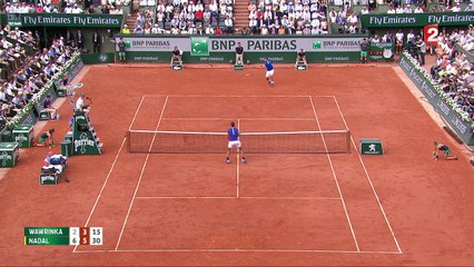 Roland-Garros 2017 : Stan Wawrinka craque et casse sa raquette dans cette fin de second set ! (2-6, 3-6, 0-0)