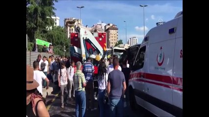 İki metrobüs kafa kafaya çarpıştı: Yaralılar var