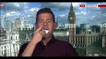 Législatives Britanniques : un politologue mange son livre sur le plateau, la vidéo insolite