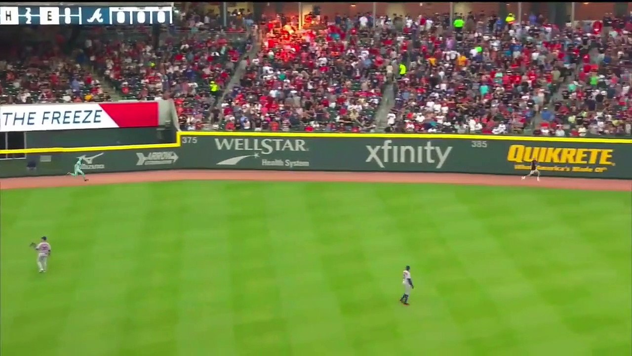 La course d'un fan de Braves est passée de la victoire proche à une défaite avec une chute spectaculaire
