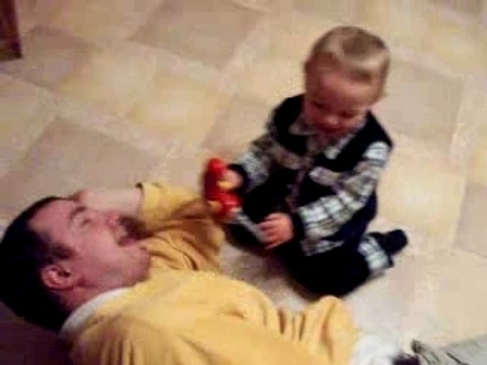 Lucas torture Papa (3)